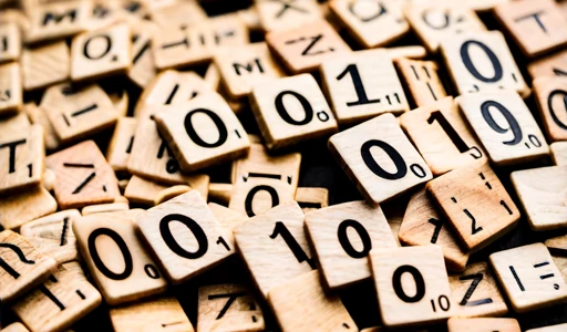 Buchstaben-Spiel aus Holz, bestehend aus Nullen und Einsen zeigen.