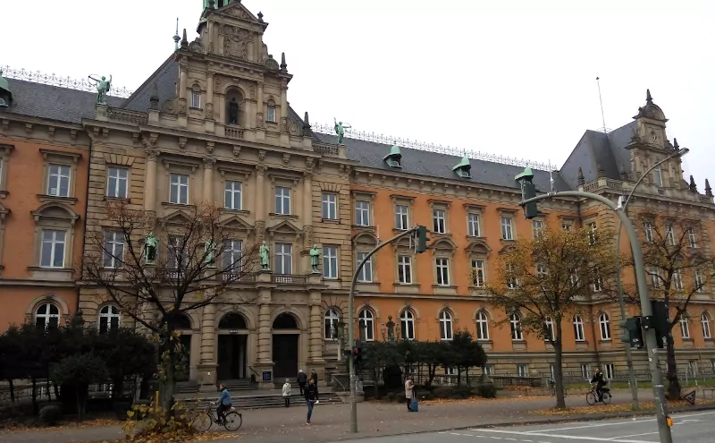 Frontansicht Amtsgericht Hamburg.