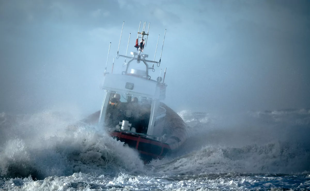 Ein Rettungsboot im Merr bei Sturm.